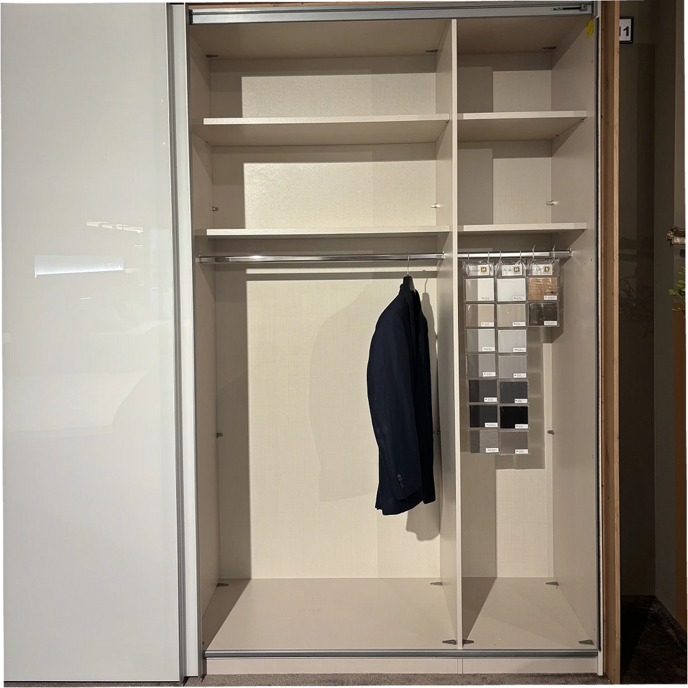 Schwebetürenschrank Interliving 1208 – viel Stauraum hinter klarem Weißglas