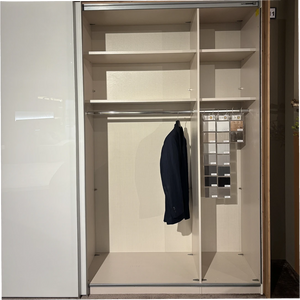 Schwebetürenschrank Interliving 1208 – viel Stauraum hinter klarem Weißglas