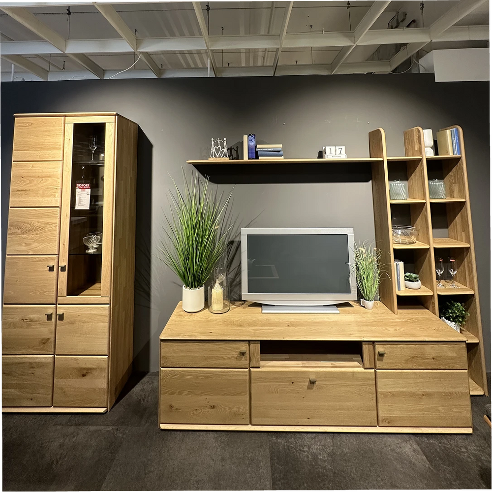 Wohnwand in Wildeiche massiv mit beleuchteter Vitrine & LED