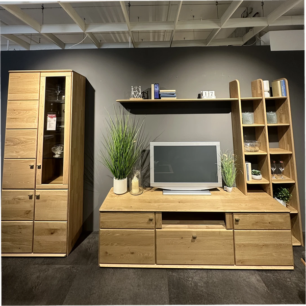 Wohnwand in Wildeiche massiv mit beleuchteter Vitrine & LED