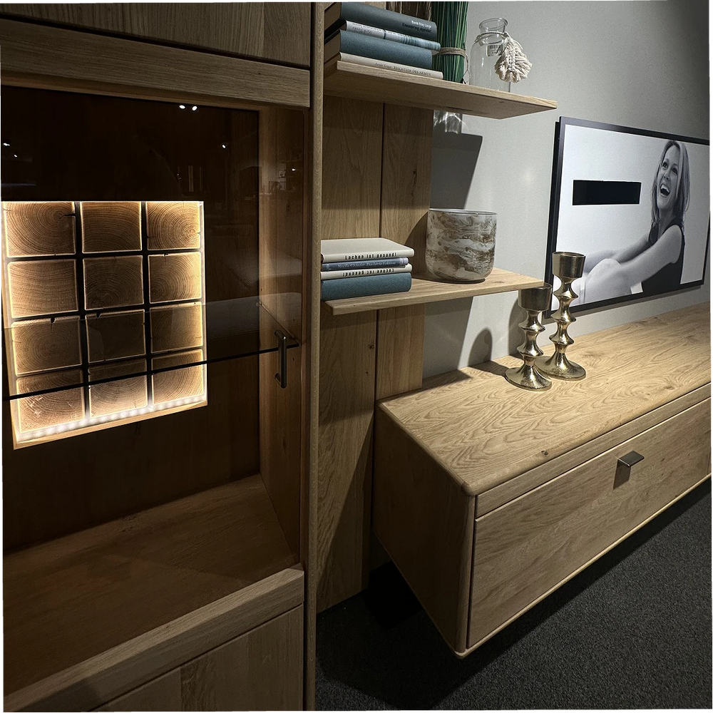 Wohnwand in Eiche natur mit Highboard, TV-Element & LED-Beleuchtung