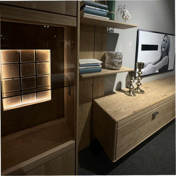 Wohnwand in Eiche natur mit Highboard, TV-Element & LED-Beleuchtung