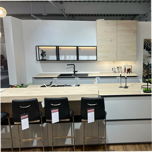 Musterküche in Papyrusgrau mit Eiche-Bar inkl. E-Geräte
