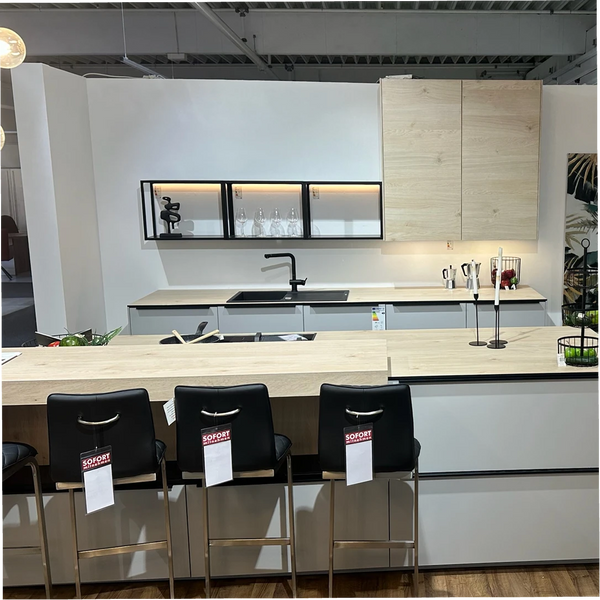 Musterküche in Papyrusgrau mit Eiche-Bar inkl. E-Geräte