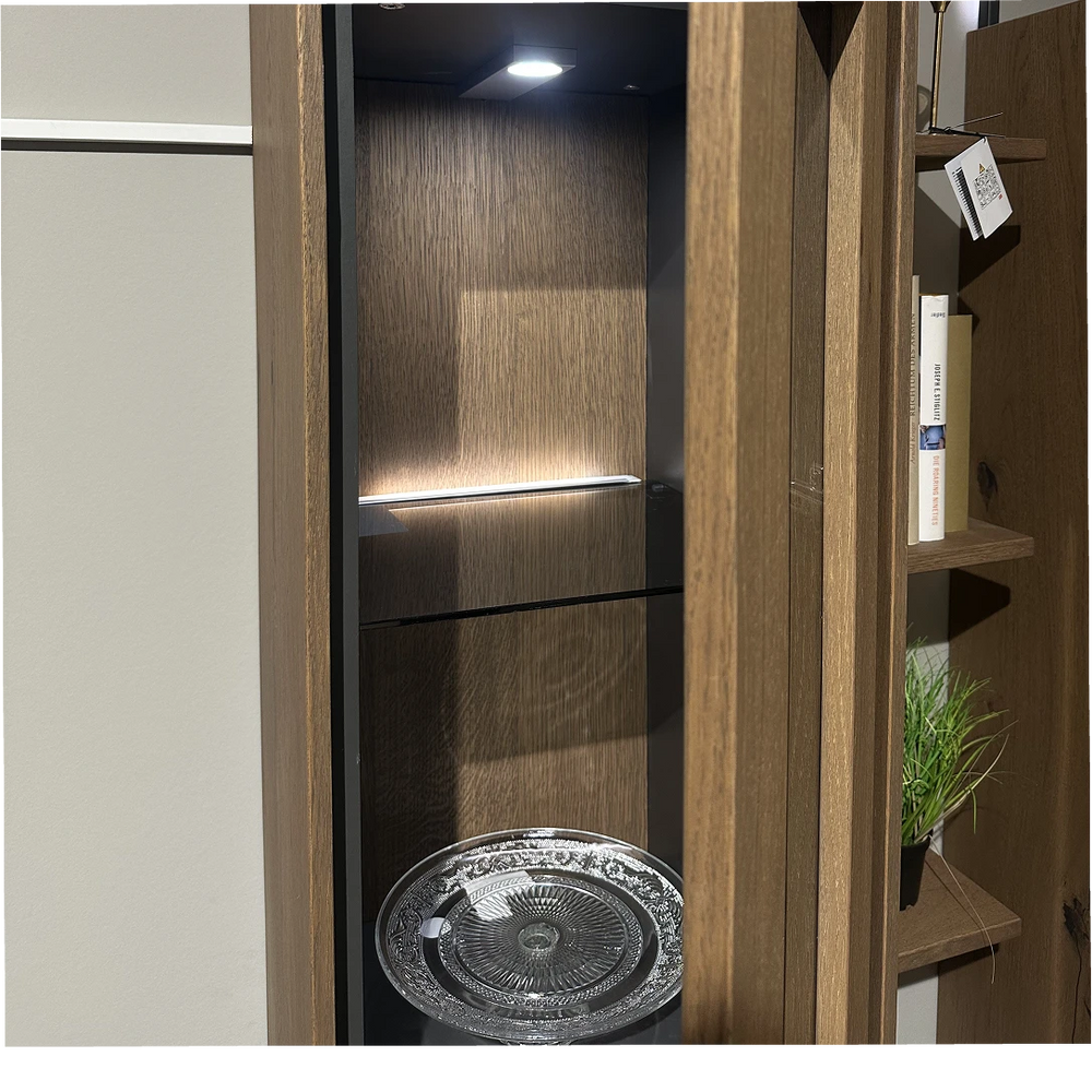 Wohnwand mit Schiefer-Schwarz, Spaltholz-Front & LED
