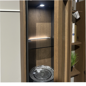 Wohnwand mit Schiefer-Schwarz, Spaltholz-Front & LED
