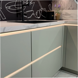 Küche Culineo Musterküche – Grifflose L-Küche in Jade matt & Marmor-Optik inkl. E-Geräten