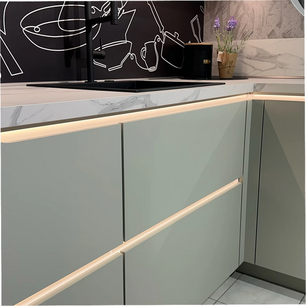 Küche Culineo Musterküche – Grifflose L-Küche in Jade matt & Marmor-Optik inkl. E-Geräten