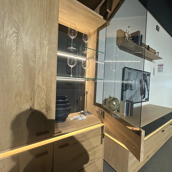 Wohnwand in Balkeneiche Bianco mit Vitrine & LED-Beleuchtung