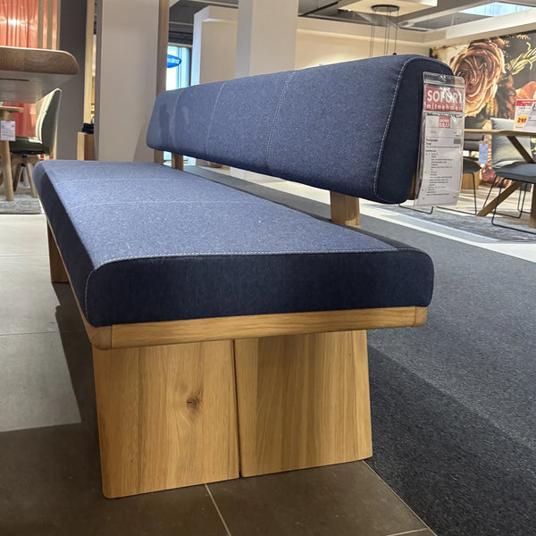 Tischgruppe Triest – massive Asteiche trifft tiefes Wool Indigo