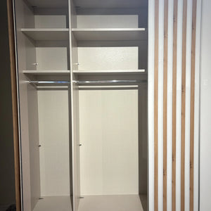 Schwebetürenschrank Interliving 1208 – viel Stauraum hinter klarem Weißglas
