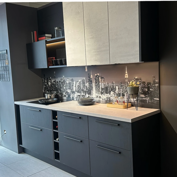 Zweizeilige Küche in Eiche Nero & Betonoptik inkl. Bauknecht-Geräten