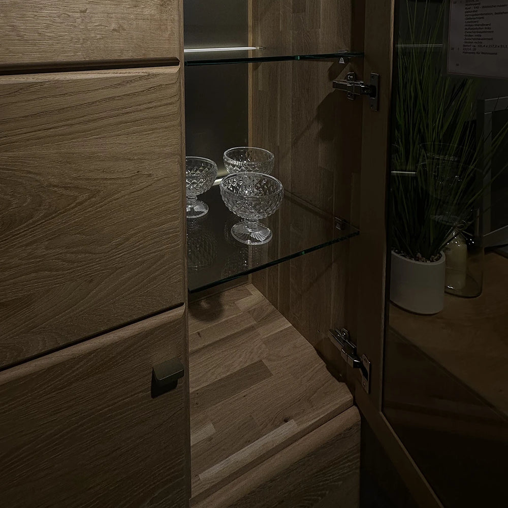 Wohnwand in Wildeiche massiv mit beleuchteter Vitrine & LED