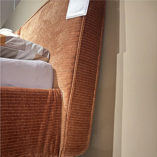 Polsterbett Interliving 1417 – warmes Rost trifft modernen Komfort