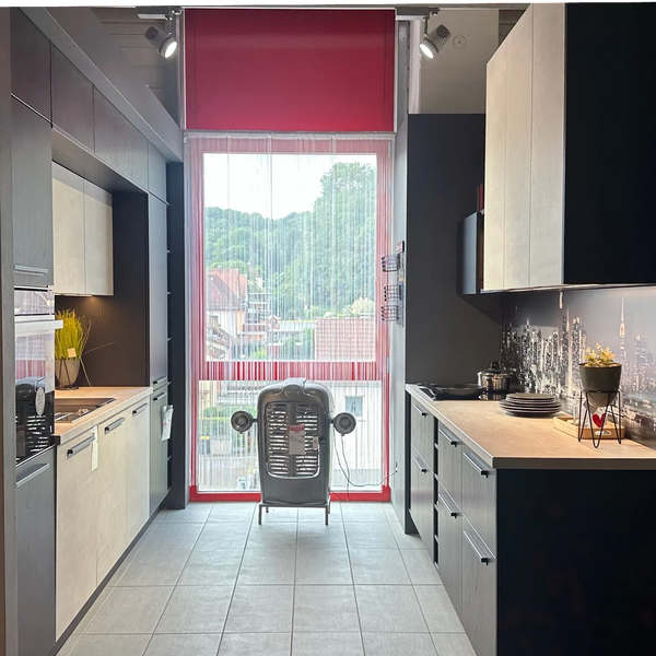 Zweizeilige Küche in Eiche Nero & Betonoptik inkl. Bauknecht-Geräten