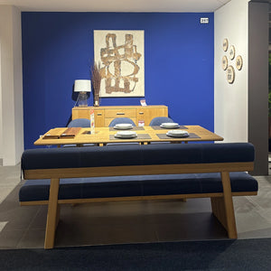 Tischgruppe Triest – massive Asteiche trifft tiefes Wool Indigo