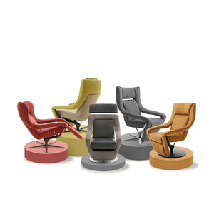 Fernsehsessel Yoko aus Leder A-India Chilli mit hohem Kopfteil und schwarzem Drehkreuz