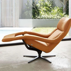 Fernsehsessel Yoko mit Kissenstoff- und Oyster-Bezug und motorischer Relaxfunktion