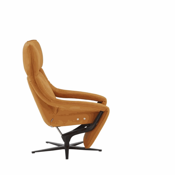 Fernsehsessel Yoko aus Kissenstoff und Oyster mit motorischer Relaxfunktion und Metallfuß