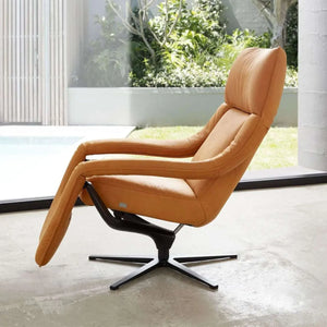 Fernsehsessel Yoko mit Kissenstoff und Oyster Bezug, motorische Relaxfunktion und schwenkbarem Metallfuß