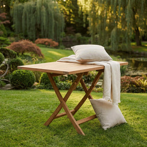 Klapptisch Solo aus Teakholz auf Terrasse, natürlicher Outdoor-Tisch Sterling Farbe, platzsparend und funktional