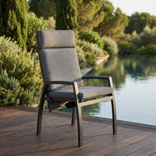 Moderner Positionsstuhl Sondrino aus Aluminium mit Kissen im Garten auf Terrasse