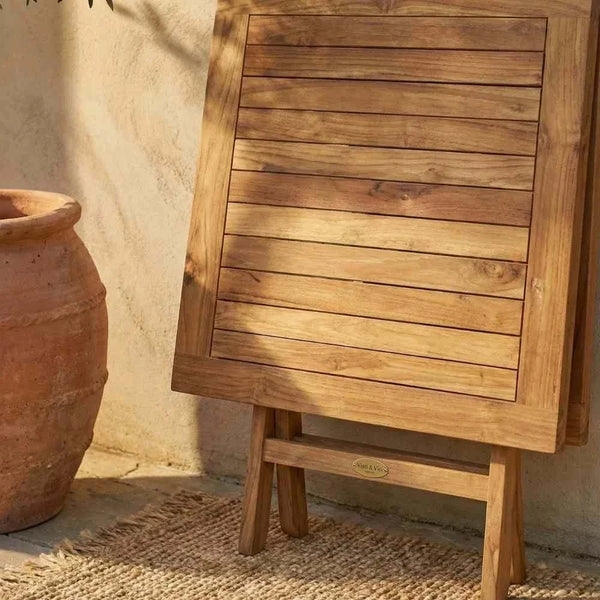Kompakter Klapptisch Sailor aus robustem Teakholz in Sterling für Garten und Balkon