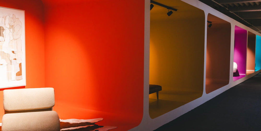 Bunter neugebauter Showroom-Bereich mit orangefarbenen, gelben und pinken Wandnischen und weißem Sofa – Möbelausstellung Möbel Graf Dresden
