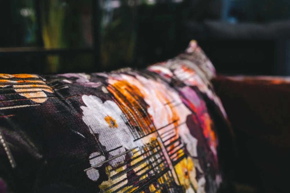 Gartenmöbel Dresden – Florales Outdoor-Kissen mit Blumenmuster in der Ausstellung Möbel Graf Pirna