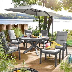 Moderner Positionsstuhl Bondino aus Aluminium mit Hellgraukissen im Garten