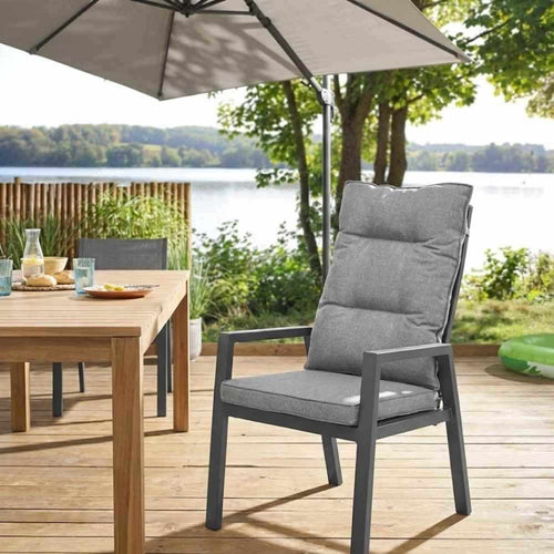 Moderner Positionsstuhl Bondino aus Aluminium mit Kissen im Garten bei Sonnenschein