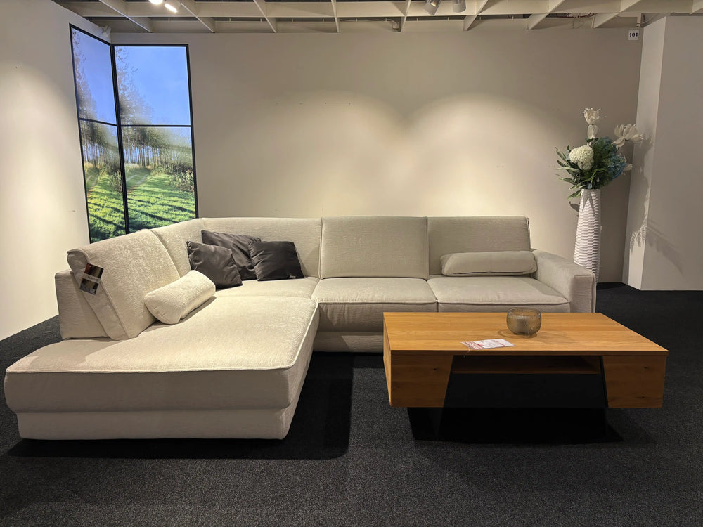 Polstermöbel Dresden – Cremweißes Ecksofa L-Form mit Holzcouchtisch in dunklem Showroom, Möbel Graf Pirna