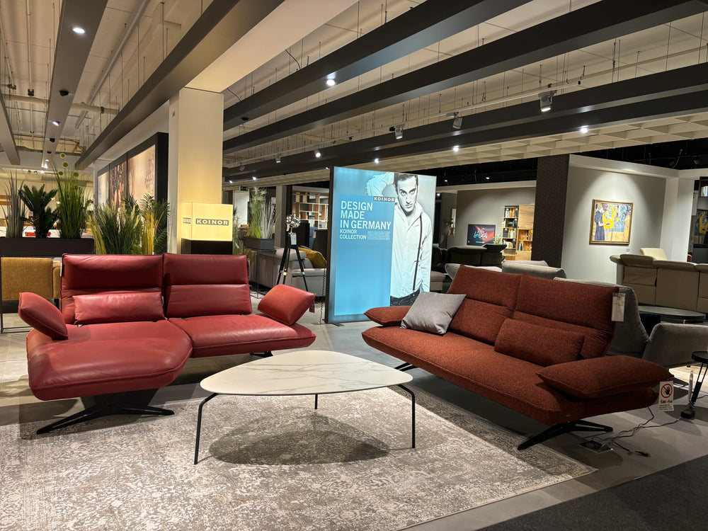 Polstermöbel Dresden – Koinor Ledersofa Rot und Stoffsofa Bordeaux in der Markenausstellung Möbel Graf Pirna