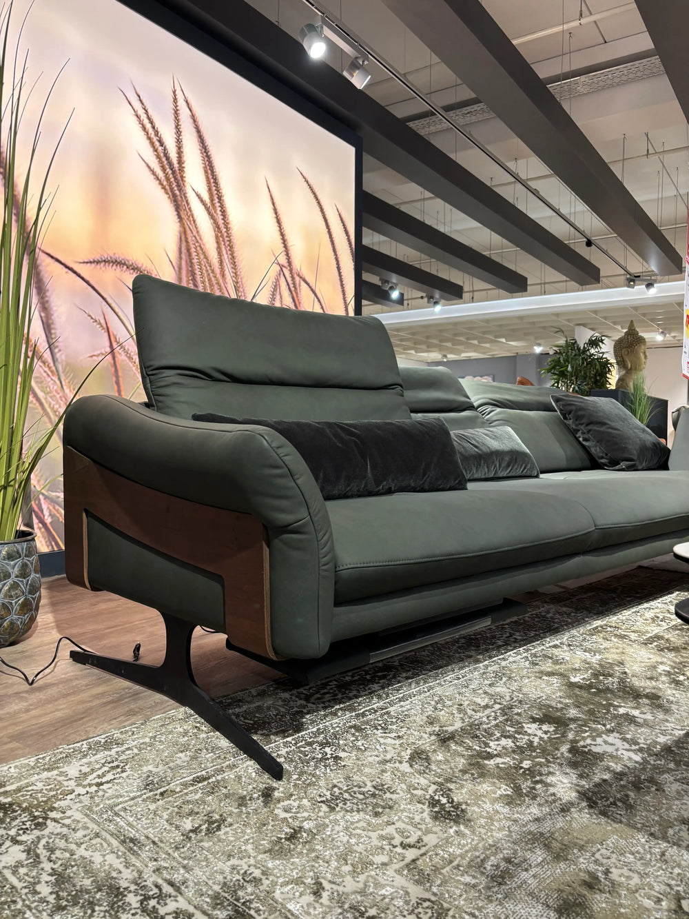 Polstermöbel Dresden – Dunkelgrünes Ledersofa mit Holzapplikation und geschwungenen Metallfüßen, Möbel Graf Pirna