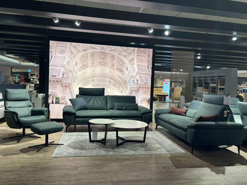 Polstermöbel Dresden – Petrolgrünes Ledersofa-Set mit Sessel und Marmor-Couchtischen vor Arc-de-Triomphe-Wandbild, Möbel Graf