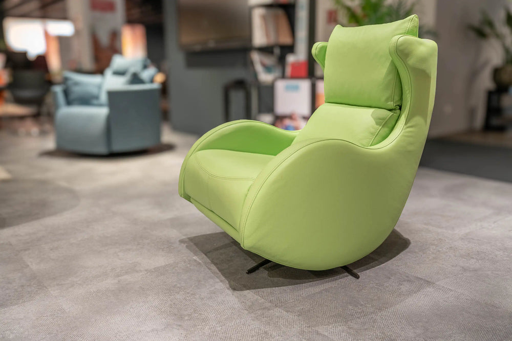 Polstermöbel Dresden – Hellgrüner Relaxsessel mit hoher Rückenlehne und Drehfuß in der Ausstellung Möbel Graf Pirna