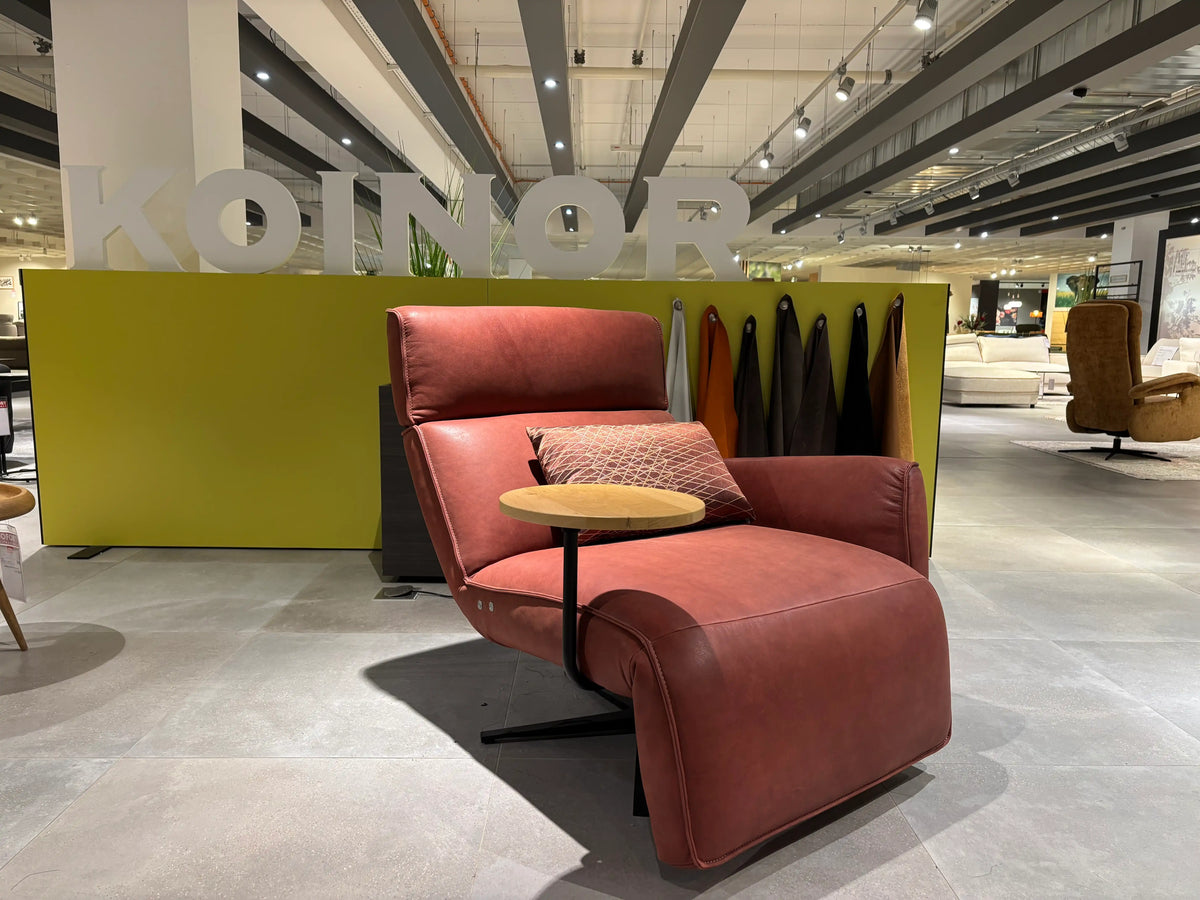 Polstermöbel Dresden – Bordeauxroter Leder-Relaxsessel mit integriertem Holz-Beistelltisch, Sessel Möbel Graf Pirna