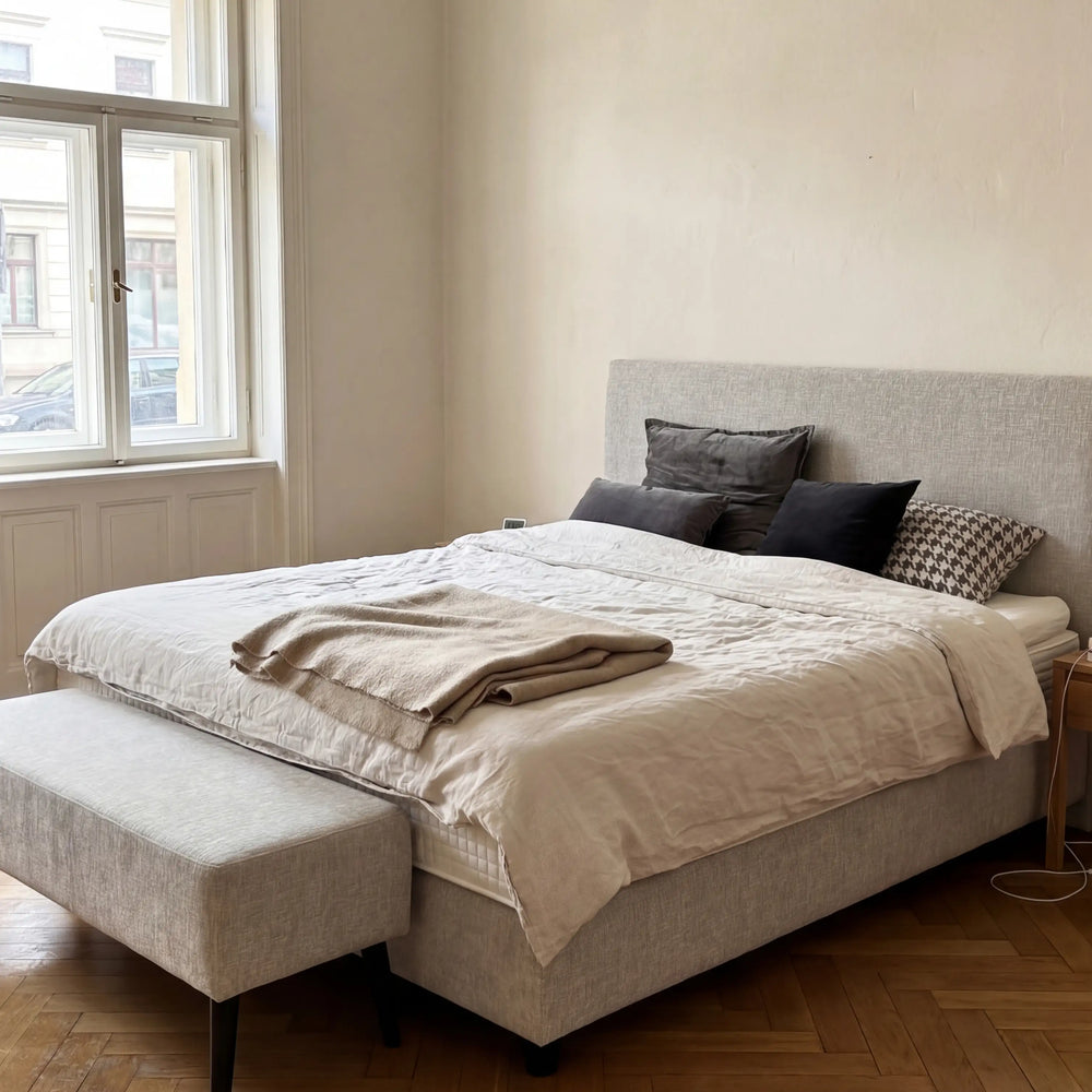 Graues Polsterbett mit Leinenbettwäsche und Sitzbank in Altbau-Schlafzimmer – Kundenbewertung Thomas K., Dresden-Blasewitz
