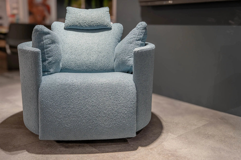 Polstermöbel Dresden – Hellblauer Bouclé-Lounge-Sessel mit breiten Armlehnen in der Ausstellung Möbel Graf Pirna