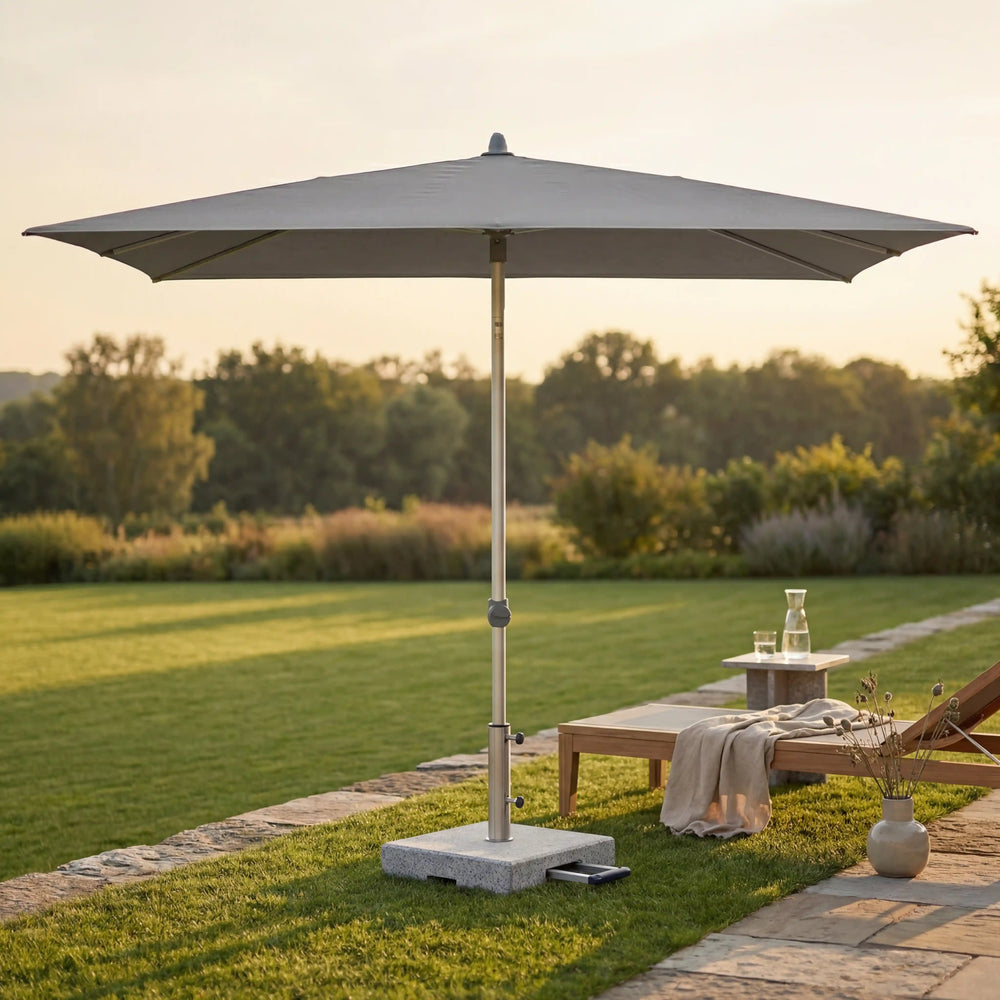 Sonnenschirme Dresden – Rechteckiger Alu-Sonnenschirm Hellgrau mit Granitständer und Teak-Sonnenliege, Möbel Graf