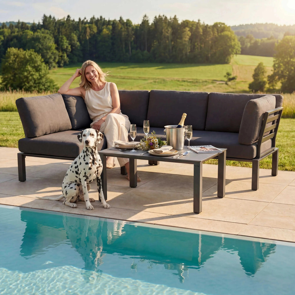 Modernes Ecklounge-Set Widoo mit Aluminiumgestell, zwei 2-Sitzer-Sofas und Glastisch in Dunkelgrau, wetterfest und UV-beständig für Terrasse und Garten.