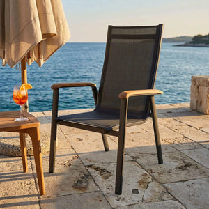 Moderner Stapelstuhl Reno mit Aluminiumgestell, Teak-Armlehnen und anthrazitfarbener Textilene-Bespannung für den Außenbereich
