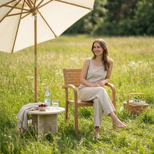 Stapelstuhl Lucas aus robustem Teakholz in Sterling Farbe für Outdoor-Bereiche