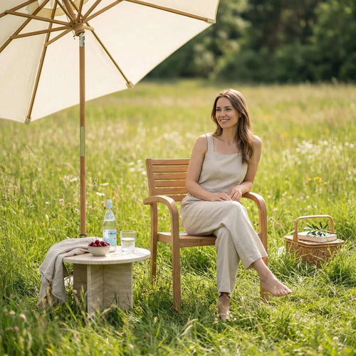Stapelstuhl Lucas aus robustem Teakholz in Sterling Farbe für Outdoor-Bereiche