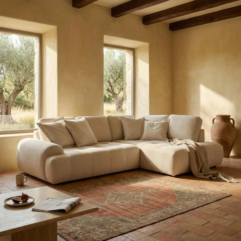 Geräumige Polstergarnitur als Ecksofa mit Ottomane rechts und Kissen in Stoff Dessin 389/55