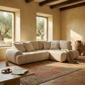 Geräumige Polstergarnitur als Ecksofa mit Ottomane rechts und Kissen in Stoff Dessin 389/55