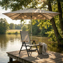 Moderner Positionsstuhl Calanda mit verstellbarer Rückenlehne, Aluminiumgestell und Holzarmlehnen, wetterbeständig und leicht.