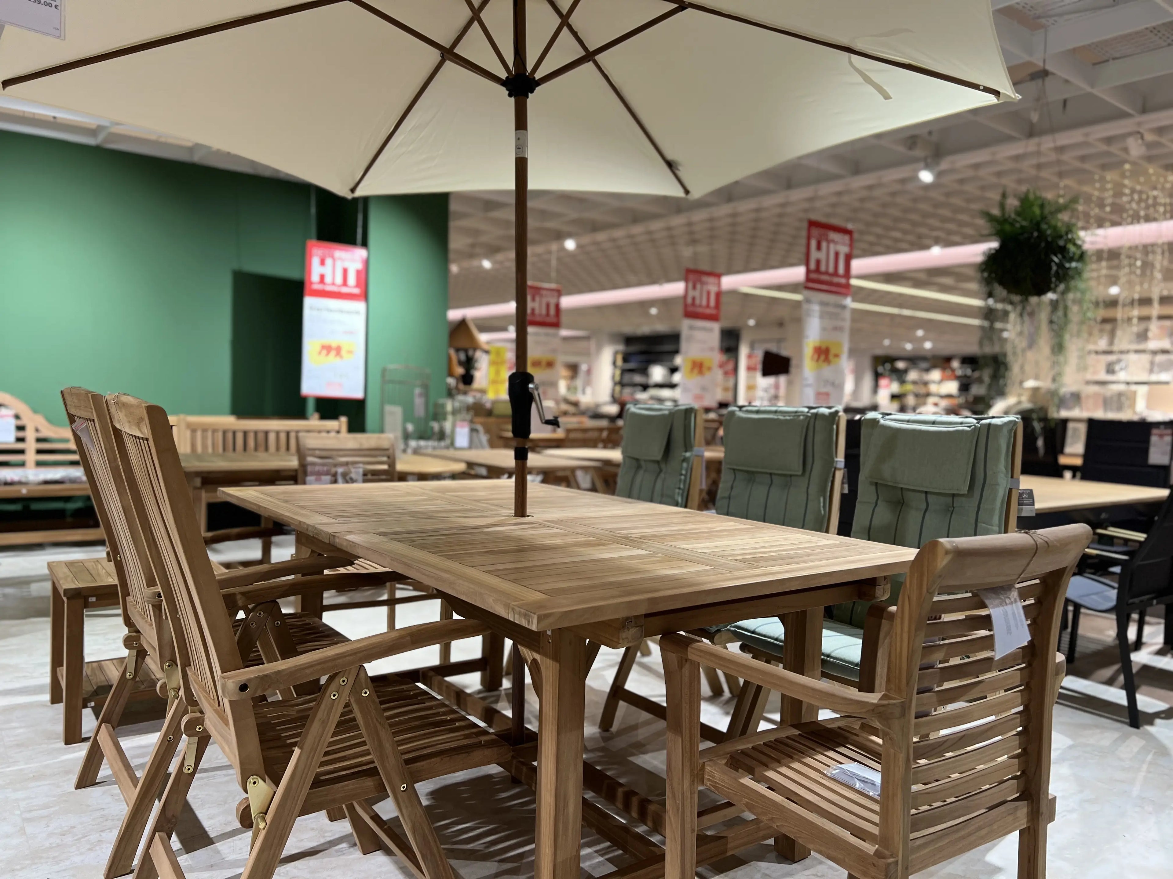 Gartenmöbel Teak-Set mit Sonnenschirm in der Ausstellung – Möbel Graf bei Heidenau