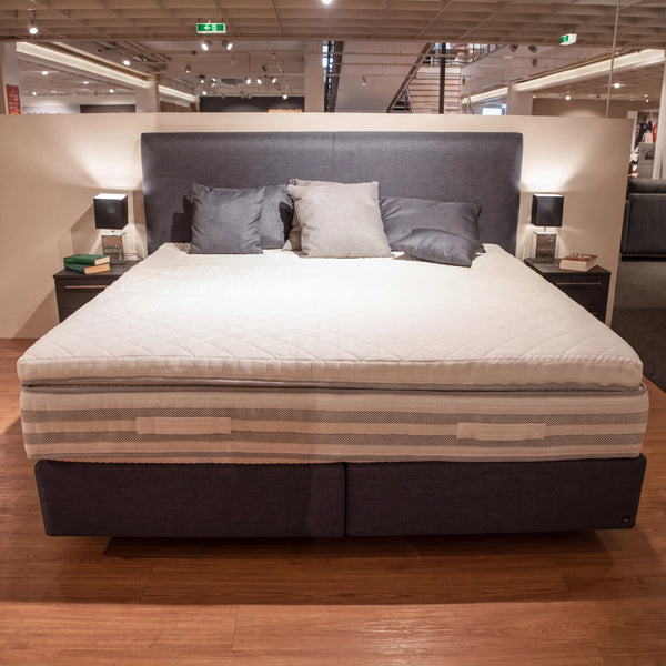 Boxspringbett Interliving 1410 in Grau 180x200 cm mit Matratze und Topper – Abverkauf Möbel Graf Dresden – Art.-Nr. 16892..21