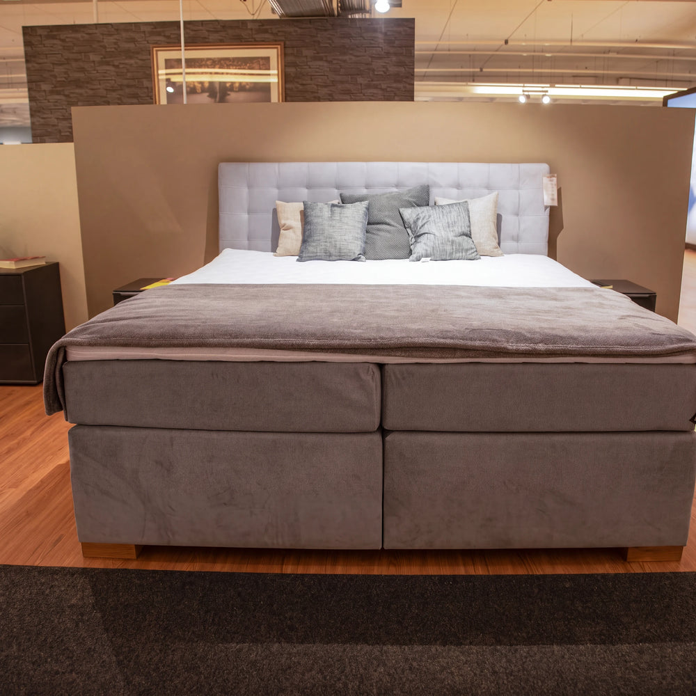 Boxspringbett Lorene Fancy Eisblau 180x200 cm mit Bettkasten und Topper – Abverkauf Möbel Graf Dresden – Art.-Nr. 229225.1.10